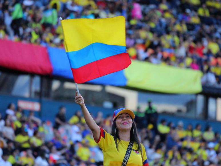 Sentimental y enfocada: así cantó Karol G el Himno de Colombia en final de la Copa América