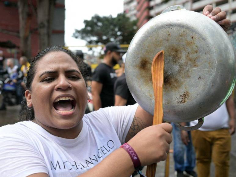 Cacerolazos, gritos y pancartas de fraude: protestas contra triunfo de Maduro en Venezuela