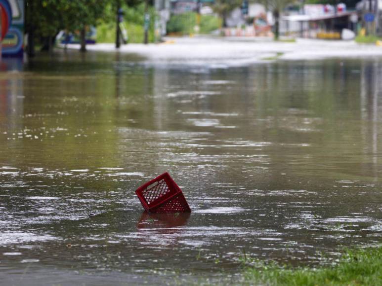 Huracán Ernesto azota Puerto Rico: Crisis eléctrica y refugios llenos