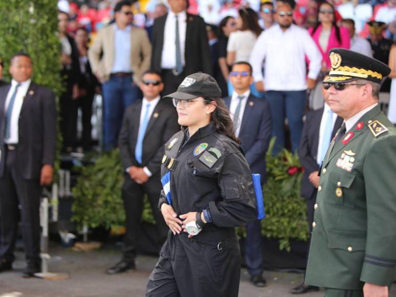 Portando lazo rosa: así fue la impresionante caída en paracaídas de la teniente Nicole Salgado