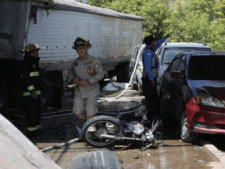 Luto y destrucción: impactantes fotos del choque de una rastra en El Carrizal