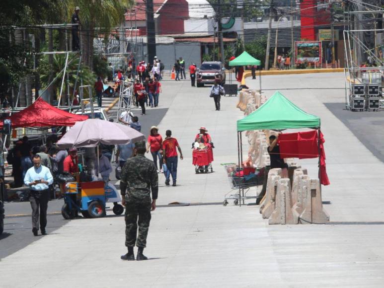 Manifestantes comienzan a congregarse en el bulevar Juan Pablo II listos para marchar hacia el CN