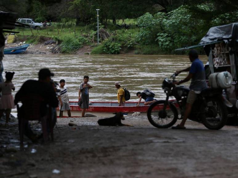 Rodeados de agua permanecen pobladores de Valle, tras paso de Pilar