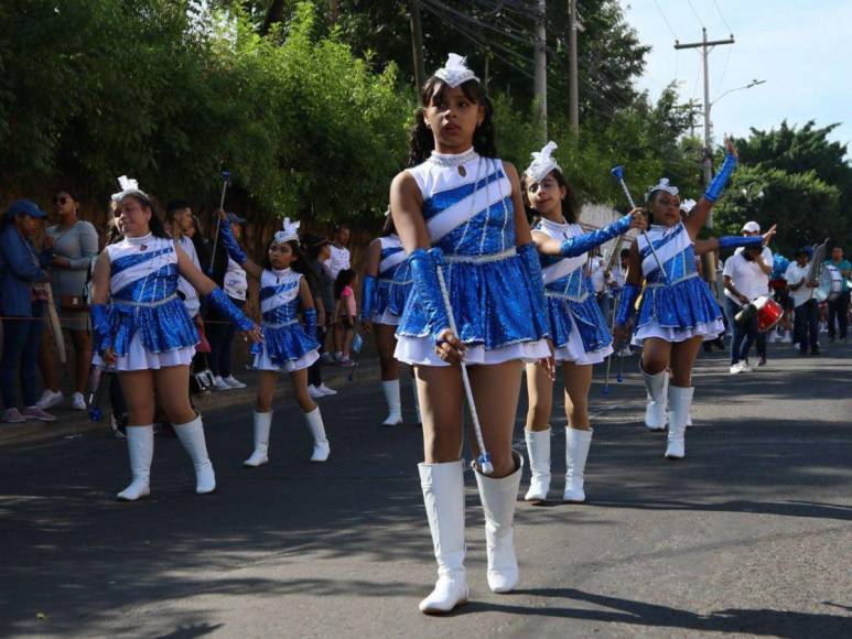 Pequeñas palillonas rinden tributo a la patria en desfiles en la capital