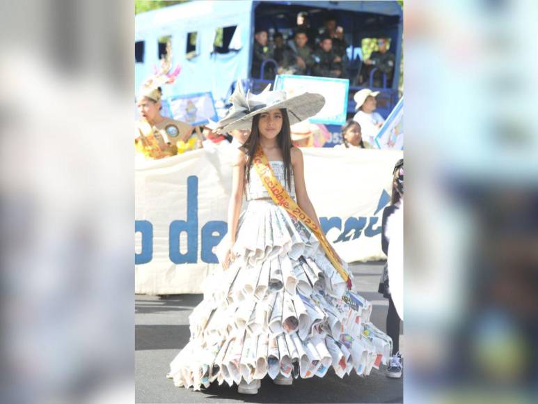 Trajes reciclados, mimos y Barbies: curiosidades que dejaron desfiles patrios de los centros básicos