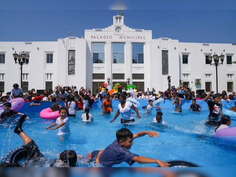 Así son las piscinas gigantes que instalaron en el parque central de San Pedro Sula