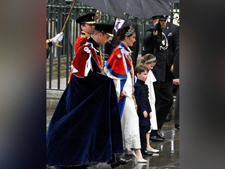 Bordado con hilos de plata y con aritos de la princesa Diana: así lució Kate Middleton en la coronación de Carlos III