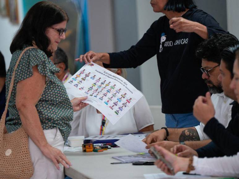 Entre pancartas y consignas, venezolanos votan en el exterior