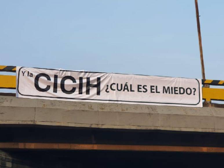 Puentes de Tegucigalpa y SPS aparecen con pancartas exigiendo la llegada de la CICIH