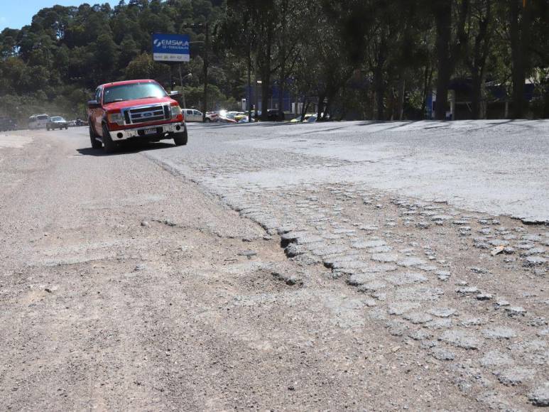 Baches, tierra y polvo: inicia la compactación para la nueva carretera de la salida a Olancho