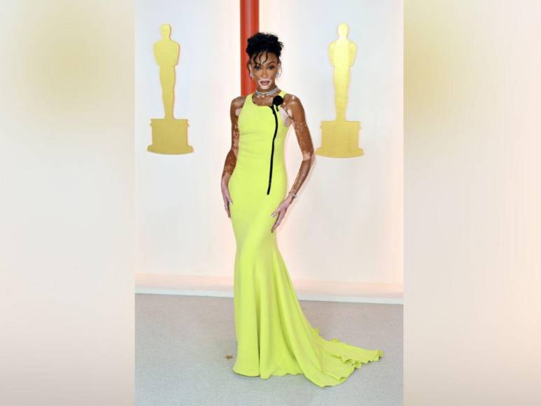 Winnie Harlow impacta con su look en la alfombra champagne de los Oscar