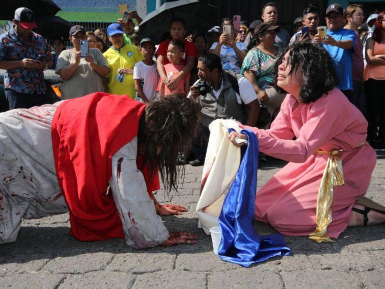 Las 25 imágenes más espectaculares de los Vía Crucis en Tegucigalpa