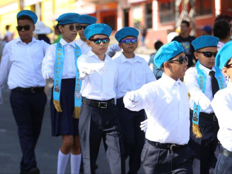 Bandas, pelotones y cadetes también brillaron en desfiles patrios de educación básica