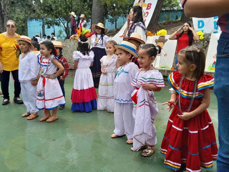 Alumnos conmemoran con danzas el Día del Cacique Lempira en la capital