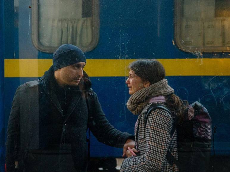 Ucranianos cansados y emocionados llegan en tren a Berlín tras escapar de la guerra