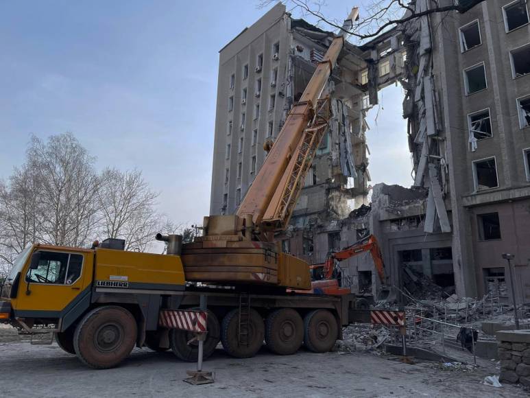 Escombros, evacuaciones forzadas y muertes: continúan los bombardeos en Ucrania