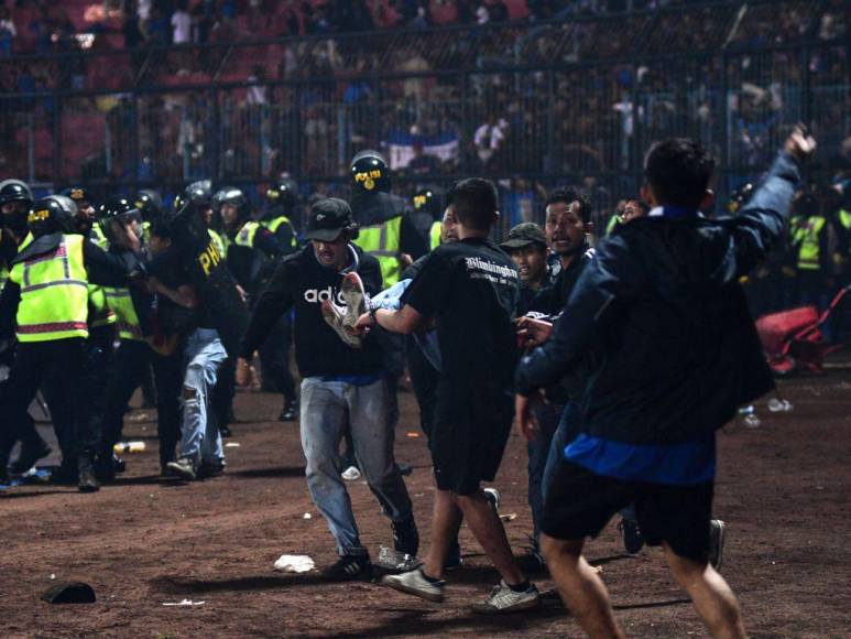 Narran el horror de la estampida que dejó más de 120 muertos en estadio de Indonesia