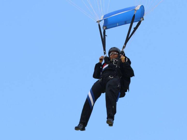 ¡Impresionante! Así surcaron el cielo hondureño los paracaidistas en los desfiles patrios