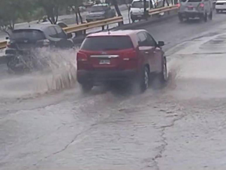 Inundaciones y congestionamiento vial por lluvia en la capital