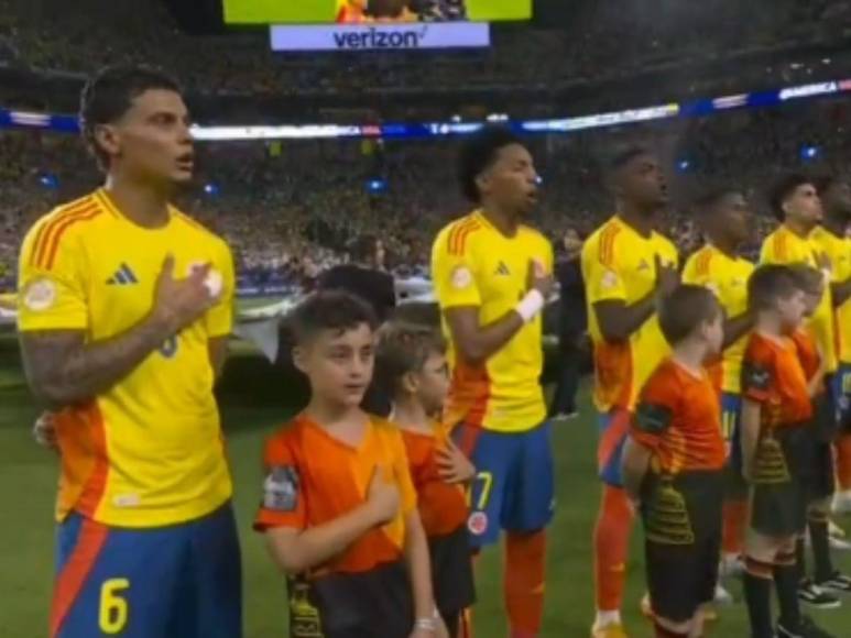 Sentimental y enfocada: así cantó Karol G el Himno de Colombia en final de la Copa América