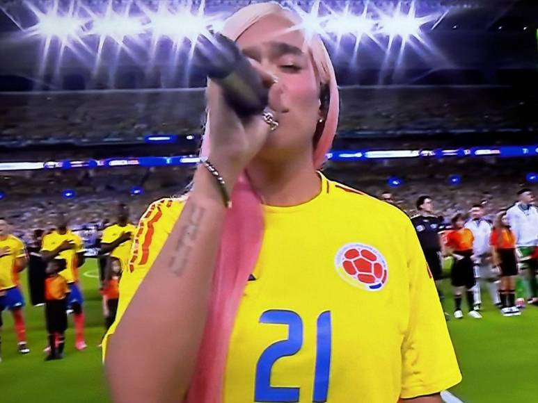 Sentimental y enfocada: así cantó Karol G el Himno de Colombia en final de la Copa América