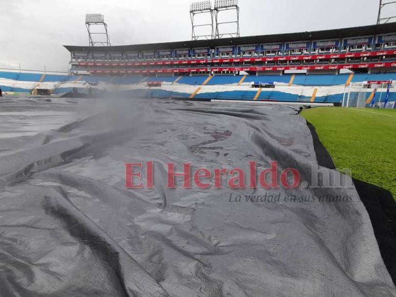 Fuerte lluvia y pocos aficionados: así luce el estadio Olímpico previo al Honduras vs Curazao