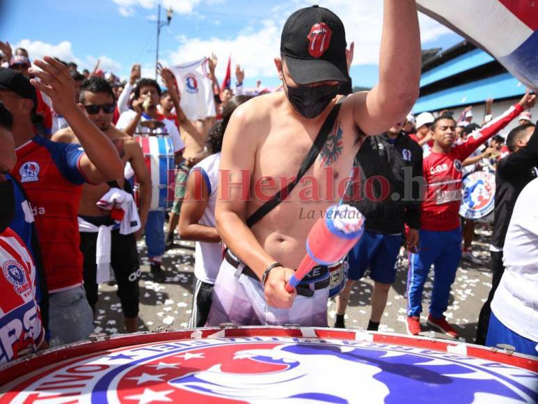 Pasión y amor por los colores: El carnaval de la Ultra Fiel previo al clásico Olimpia vs Real España