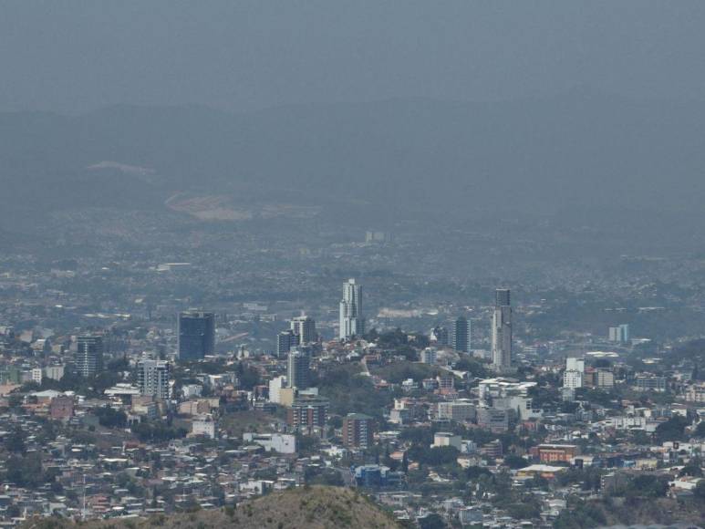 En imágenes: así luce la capital luego del pavoroso incendio forestal que estremeció el cerro El Trigo