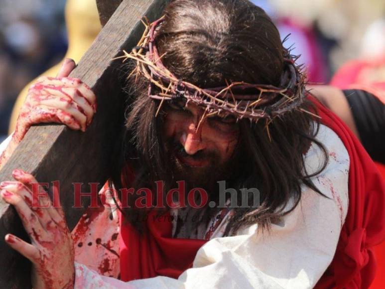 Las impresionantes imágenes del Vía Crucis de la iglesia El Calvario de Comayagüela