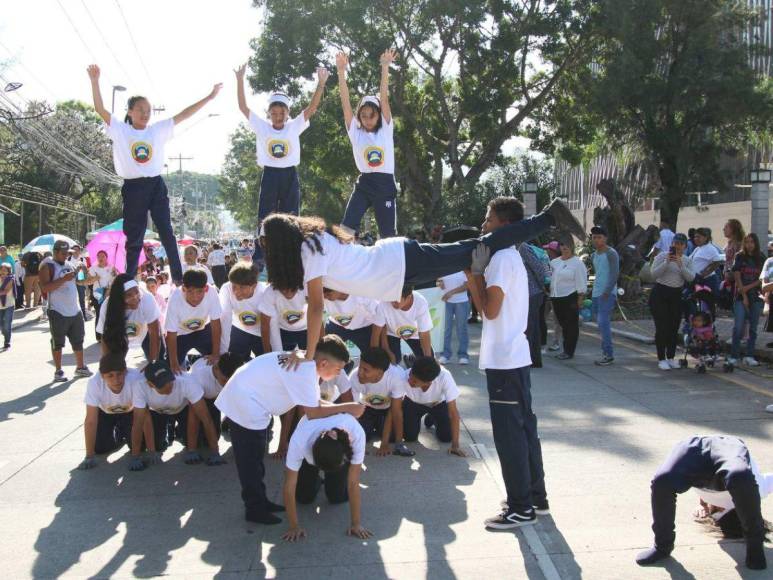 Las mejores imágenes que dejaron los desfiles de las escuelas en la capital