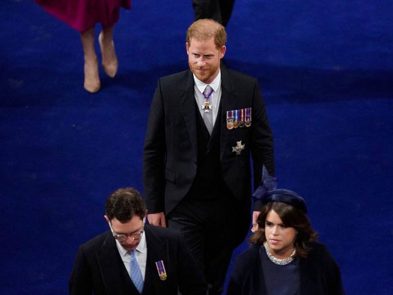 Solo y con una sonrisa: así asistió el príncipe Harry a la coronación de Carlos III