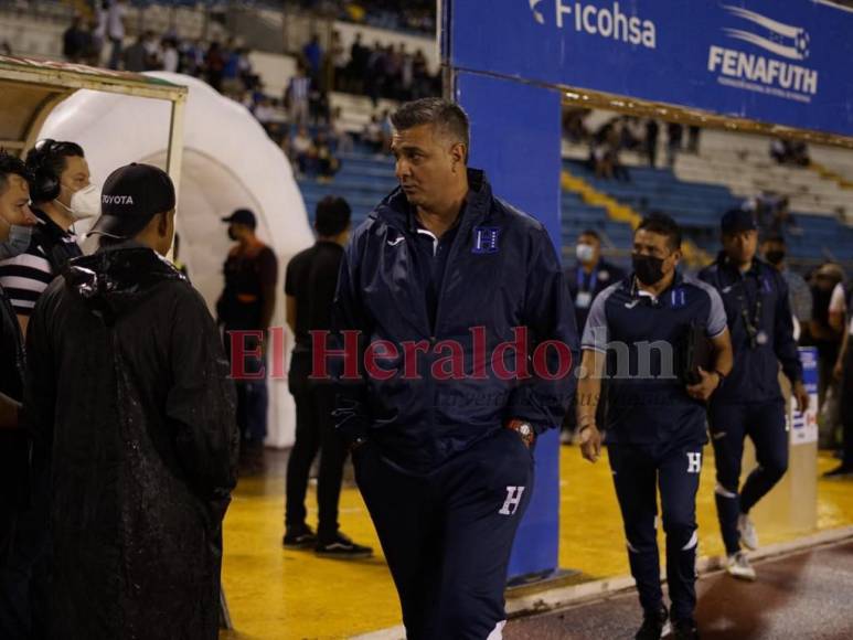 Pelea, técnico pierde el control y la H vuelve a ganar en el Olímpico: No se miró en TV en el Honduras-Canadá