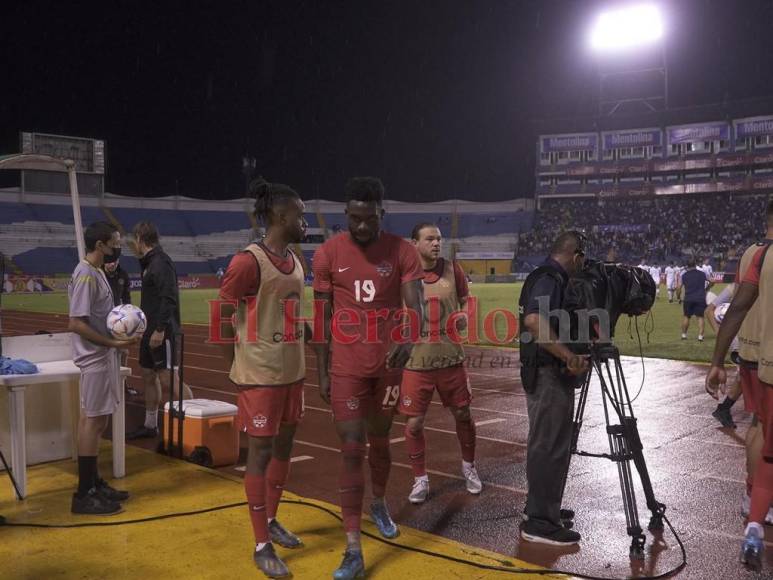 Pelea, técnico pierde el control y la H vuelve a ganar en el Olímpico: No se miró en TV en el Honduras-Canadá