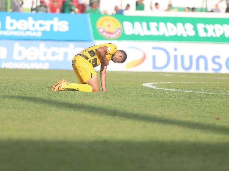 Rostros desencajados en el Real España tras caer en el clásico ante Marathón