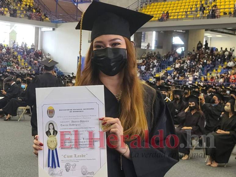 Alegría y conmovedoras dedicatorias durante entrega de títulos a nuevos profesionales en la UNAH