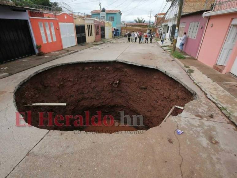 En fotos: así se ve el socavón tras cesar las lluvias en Prados Universitarios