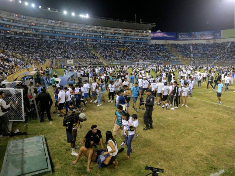 Imágenes del homenaje que rindieron a víctimas de estampida en estadio de El Salvador