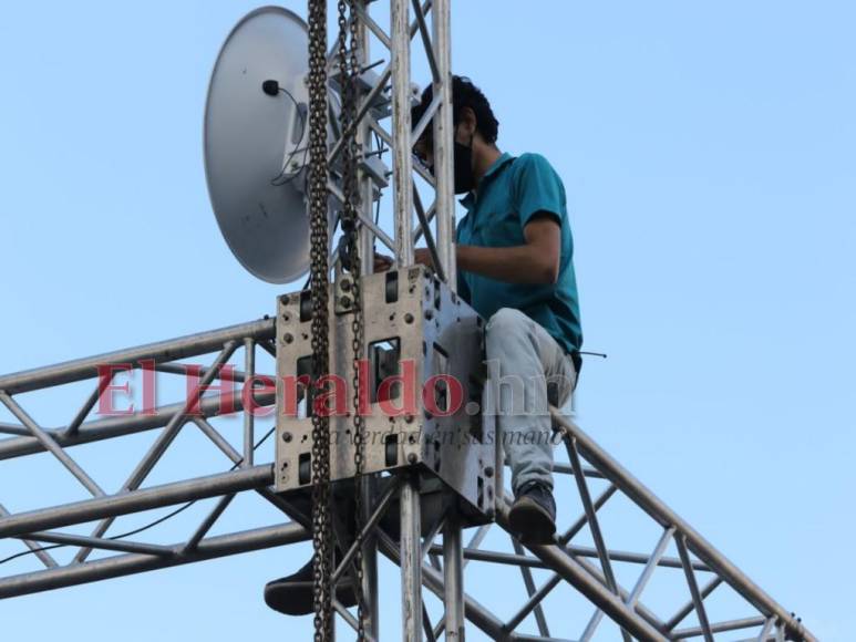 Jorge Aldana supervisa la instalación del escenario donde tomará posesión de la Alcaldía capitalina (Fotos)