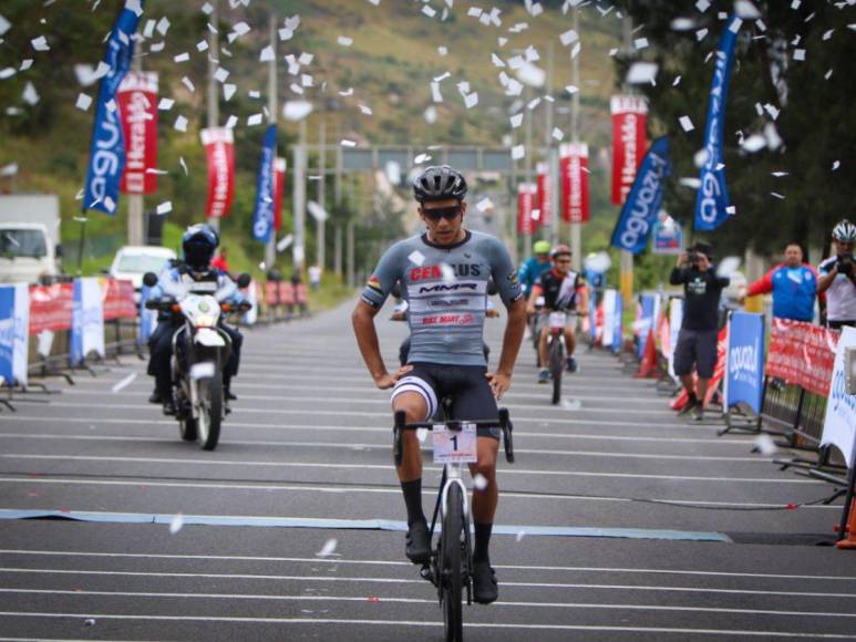 Así fue la llegada de Luis López a la meta tras recorrer 132 kilómetros en la Vuelta Ciclística 2022