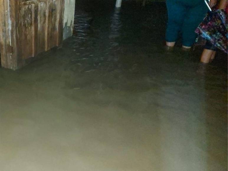 Ríos desbordados, inundaciones y sectores incomunicados por fuertes lluvias en Honduras