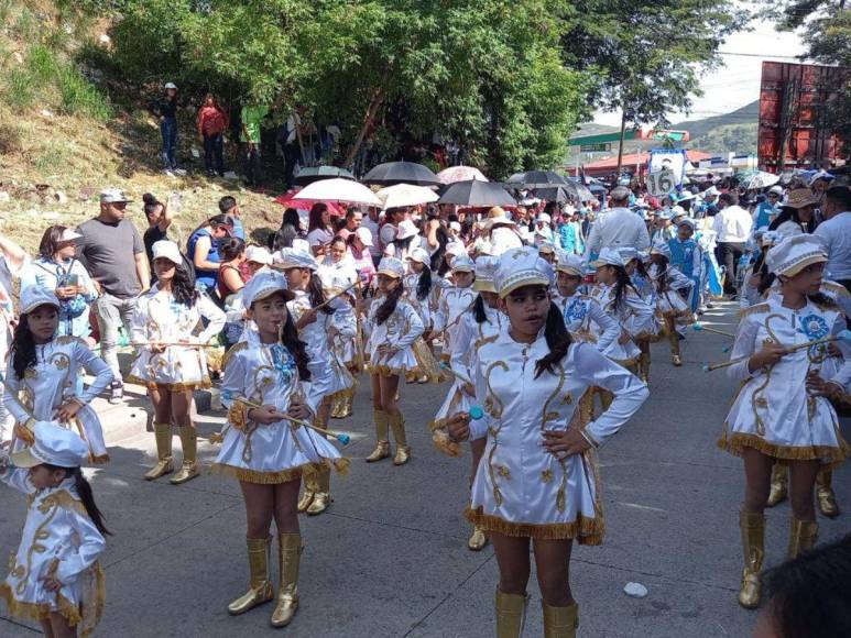 Pequeñas palillonas rinden tributo a la patria en desfiles en la capital