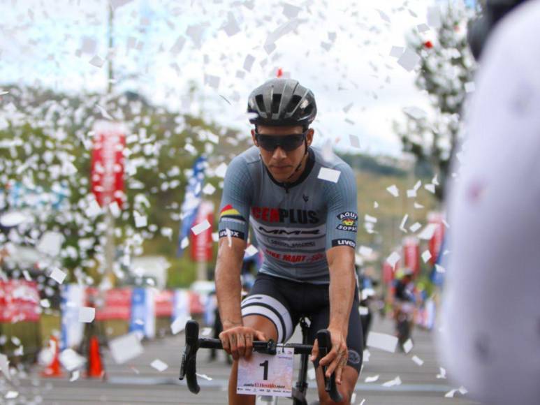 Así fue la llegada de Luis López a la meta tras recorrer 132 kilómetros en la Vuelta Ciclística 2022