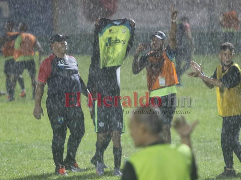 Bajo la lluvia de una noche mágica, Olancho FC festeja ascenso a la Primera División (FOTOS)