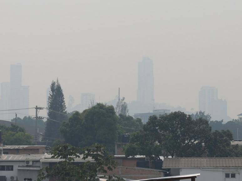 Gris y con el aire contaminado: Así está la capital de Honduras por capa de humo