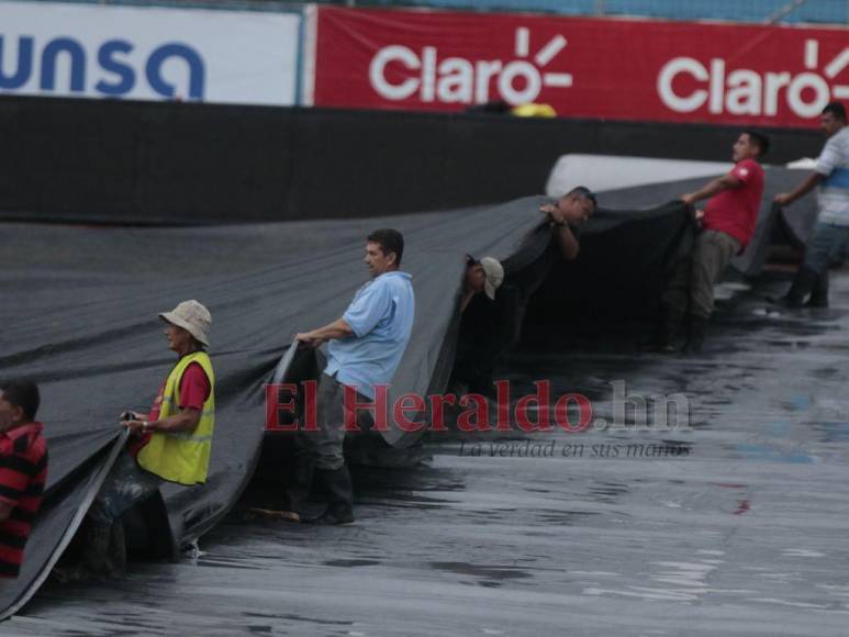 Pocos aficionados y protección ante la lluvia: Así luce el Olímpico previo al Honduras-Canadá