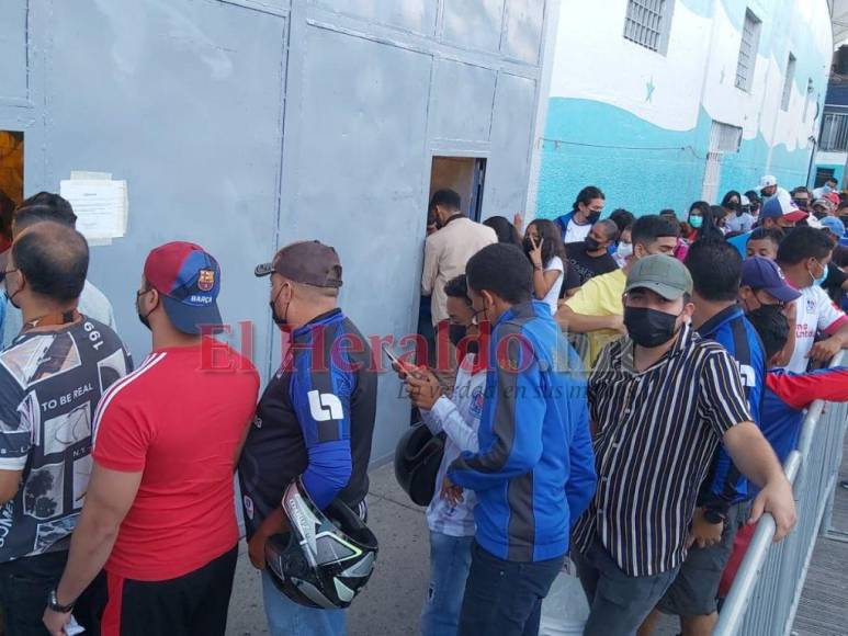 ¡Infierno blanco! Así se vive la previa del Olimpia-Municipal en el Chelato Uclés