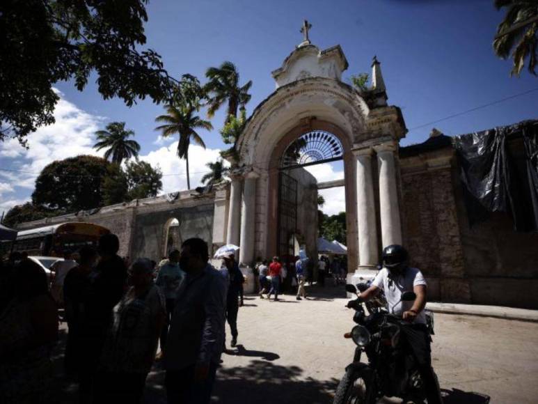 Con flores, coronas y hasta camisetas capitalinos acudieron a cementerios por el Día de Difuntos