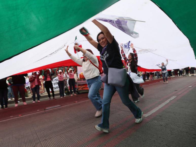 Mexicanos salen a las calles en contra de reforma judicial