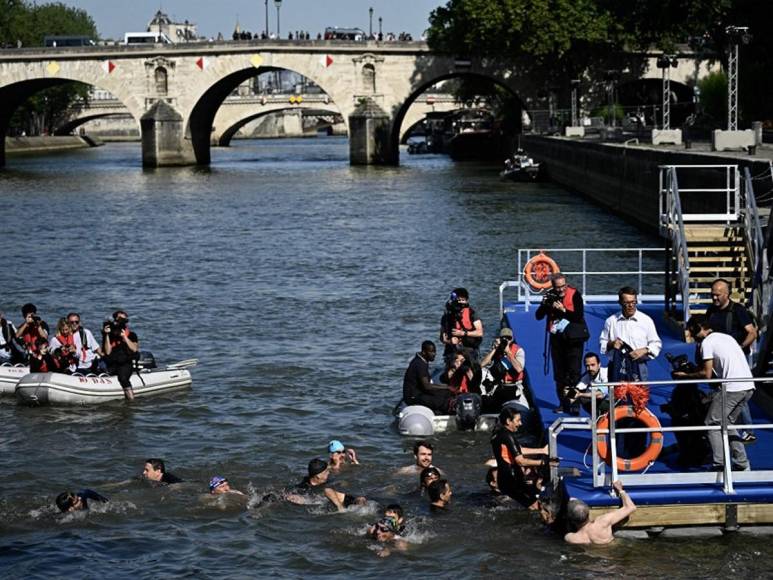 Anne Hidalgo, alcaldesa de París, nada en Río Sena para confirmar descontaminación