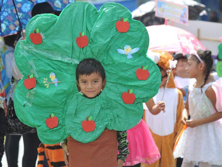 Trajes reciclados, mimos y Barbies: curiosidades que dejaron desfiles patrios de los centros básicos